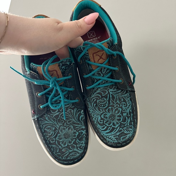 Twisted X Floral Embossed - Picture 2 of 4